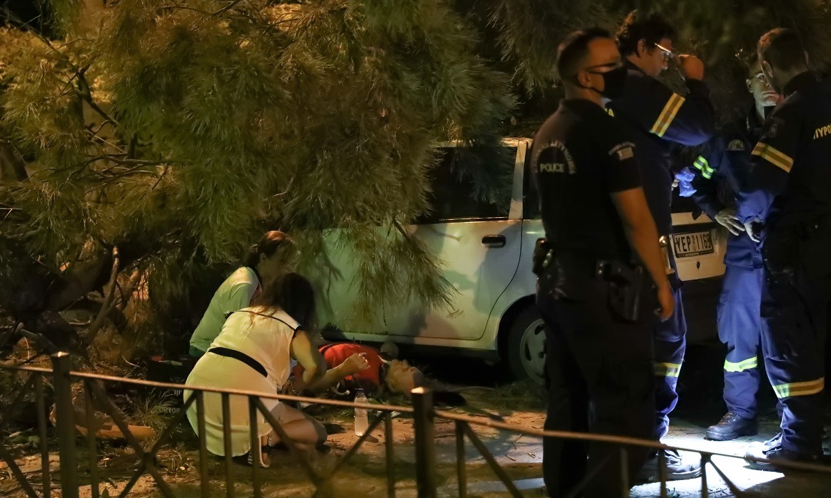 Χαλάνδρι: Απίστευτο, έπεσε δέντρο και χτύπησε άνδρα (vid+pics)