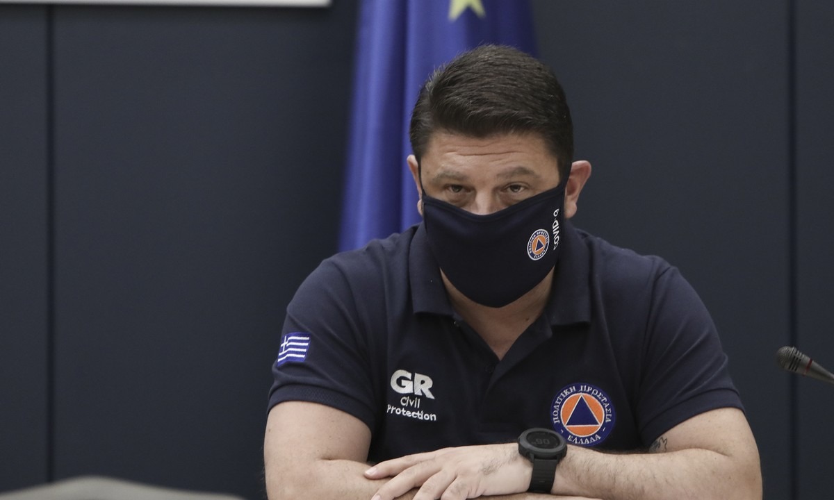 Νίκος Χαρδαλιάς: Η κόρη του ποζάρει με μάσκα πριν από το σχολείο (pic)