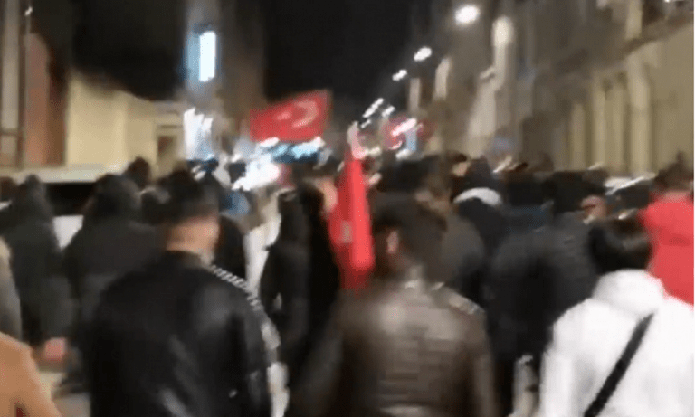 Γαλλία: Οργισμένοι μουσουλμάνοι διαδηλώνουν σε πόλεις με τουρκικές σημαίες!