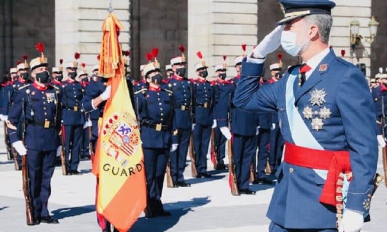 Στην Ισπανία έγινε στρατιωτική παρέλαση εδώ γιατί όχι;