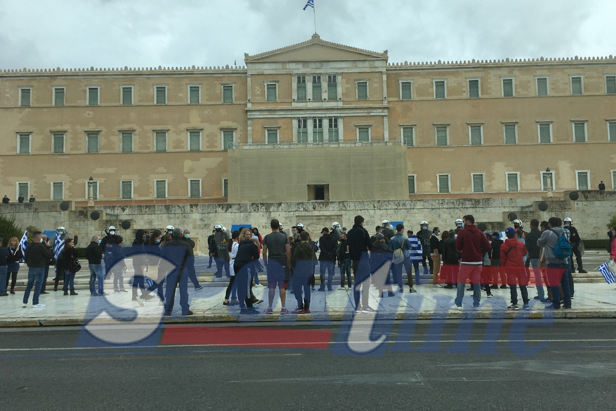 28η Οκτωβρίου: Τα ΜΑΤ απαγόρευσαν σε πολίτες να καταθέσουν στεφάνι στον Άγνωστο Στρατιώτη