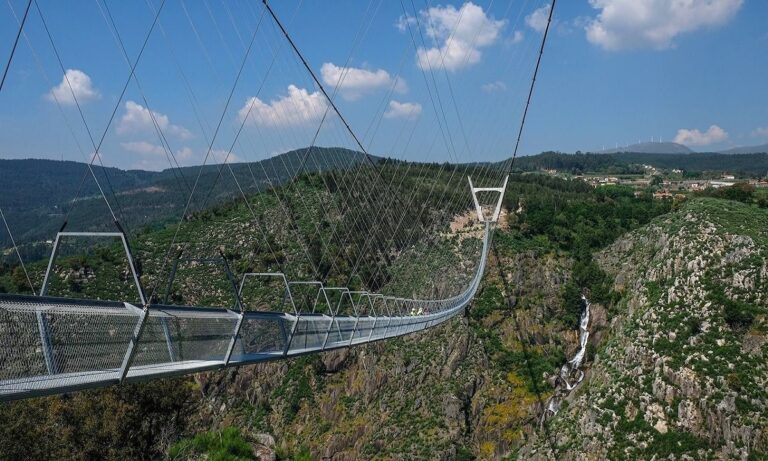 Πορτογαλία-Εντυπωσιακό: Αυτή είναι η μεγαλύτερη κρεμαστή πεζογέφυρα του κόσμου (vids)