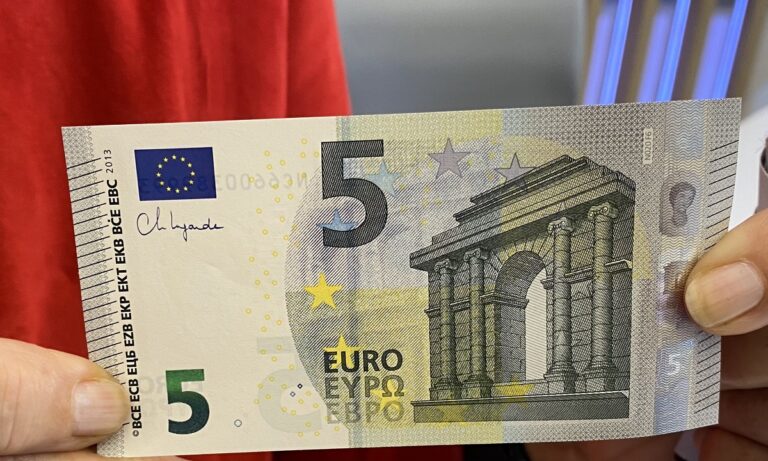 Αυτά είναι τα καινούργια 5ευρα με την υπογραφή της Λανγκάρντ (pic)