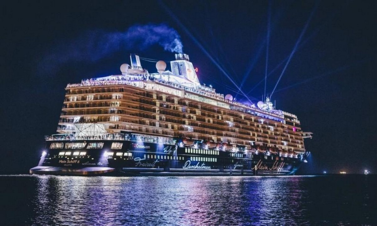 Mein Schiff 6: «Έδεσε» στην Κέρκυρα το κρουαζιερόπλοιο