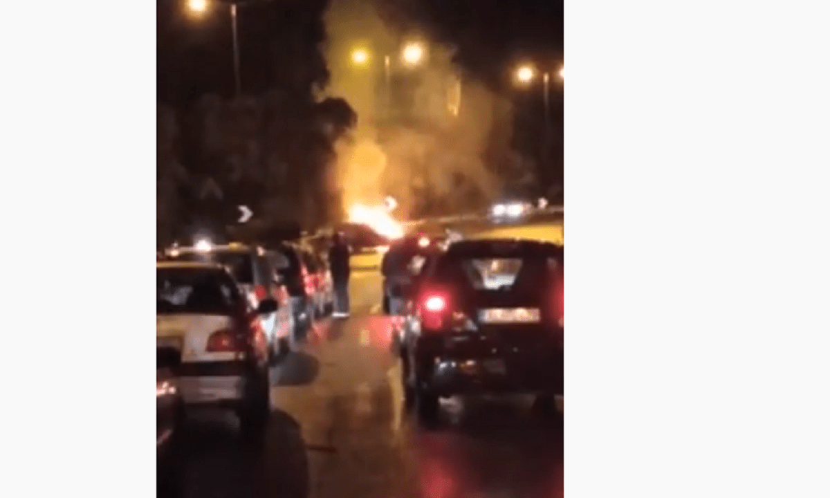 Αθήνα: Αυτοκίνητο τυλίχτηκε στις φλόγες στην Κατεχάκη έπειτα από τροχαίο (vid)