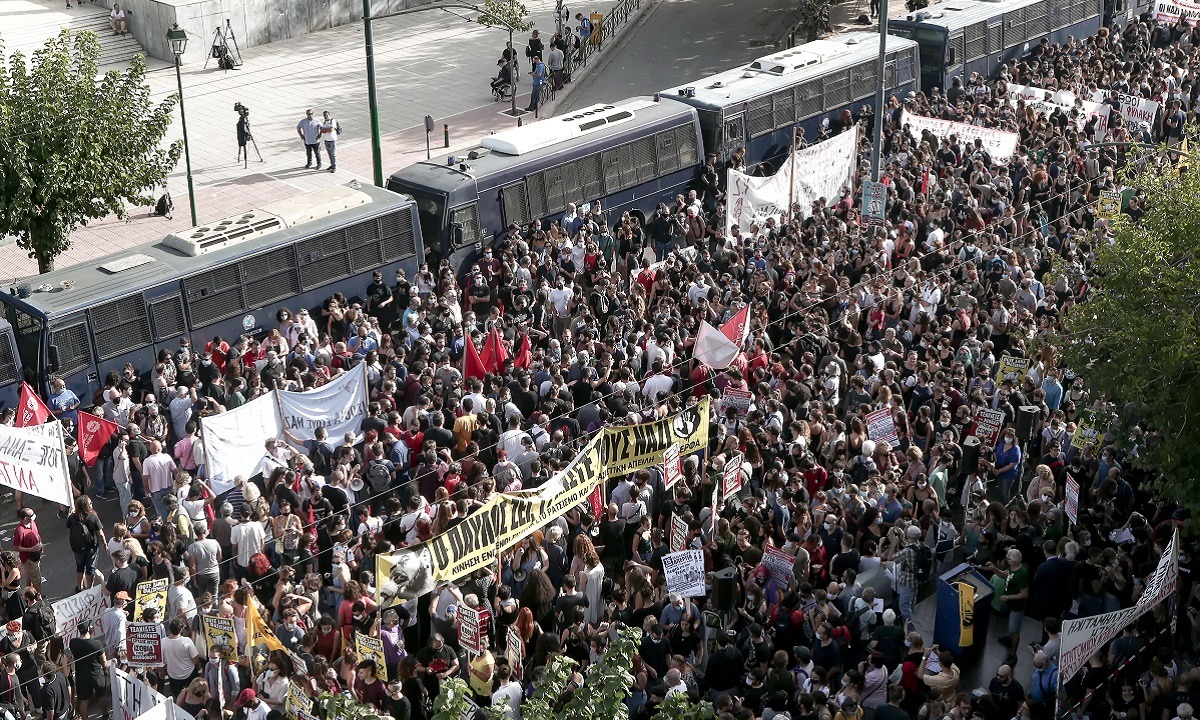 Δίκη Χρυσής Αυγής: Μικροεπεισόδια στη συγκέντρωση ανάμεσα σε μέλη του ΣΥΡΙΖΑ του ΑΝΤΑΡΣΥΑ