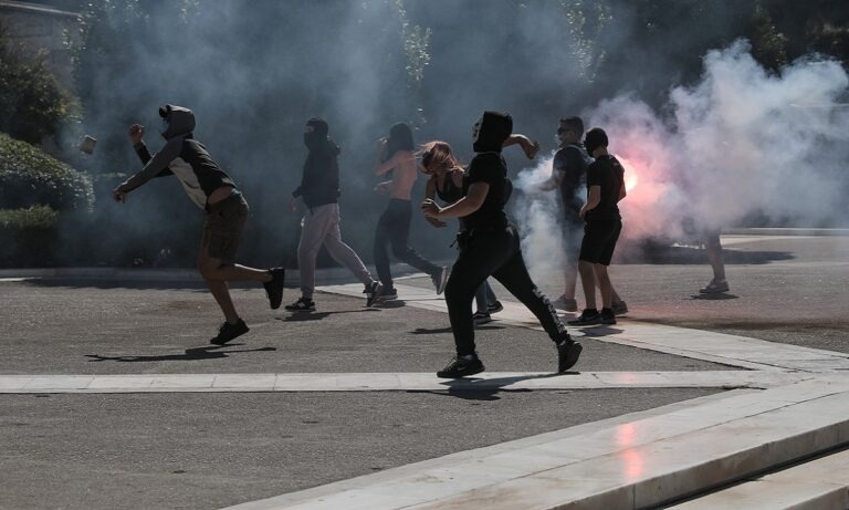 Μολότφ και χημικά στο πανεκπαιδευτικό συλλαλητήριο στο Σύνταγμα (vid)