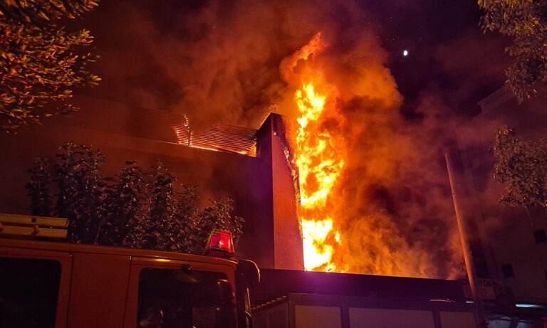 Φωτιά – Παλαιό Φάληρο: Τυλίχτηκε στις φλόγες μαγαζί εστίασης (pics)