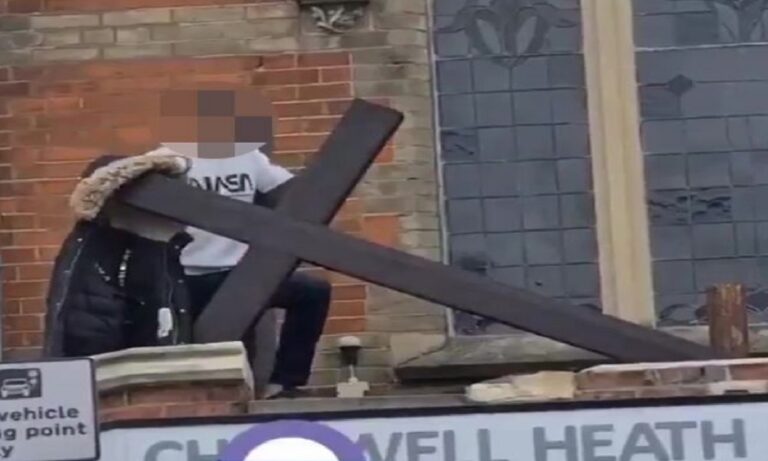 Mεταναστευτικό: Νεαρός μετανάστης καταγράφηκε να καταστρέφει σταυρό σε αγγλική εκκλησία