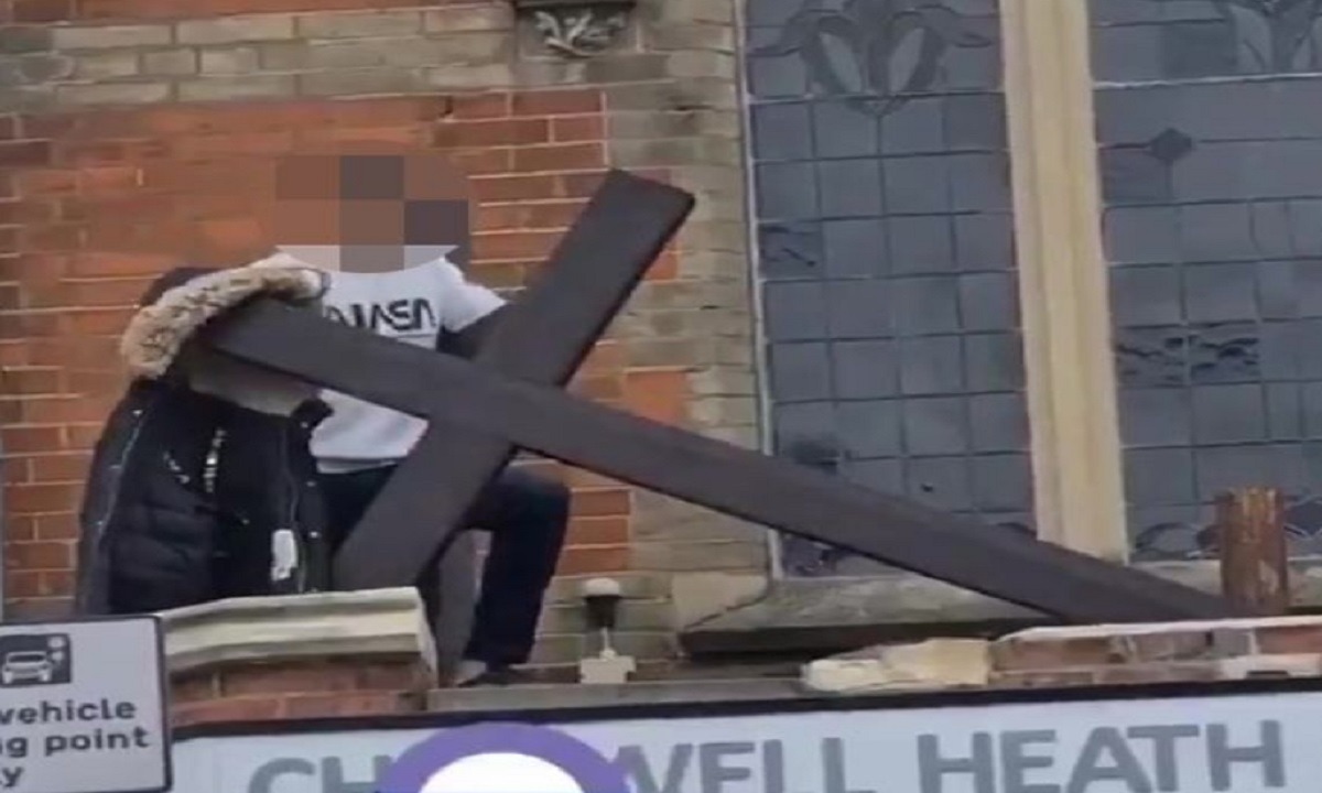 Μεταναστευτικό: Τον γύρο του διαδικτύου κάνει βίντεο κατά το οποίο νεαρός μετανάστης φαίνεται να καταστρέφει σταυρό έξω από αγγλική εκκλησία.