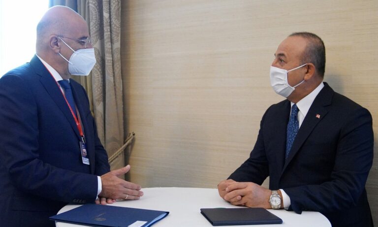 Ελληνοτουρκικά: Ένταση μεταξύ Δένδια – Τσαβούσογλου