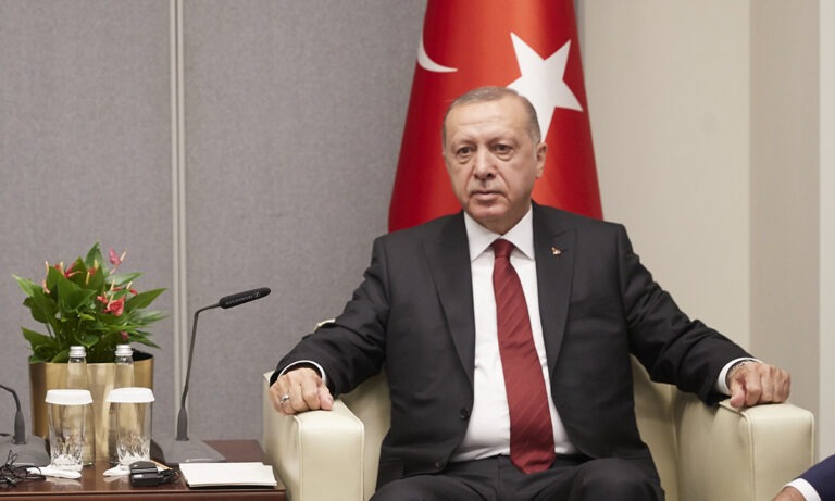Bloomberg: «Ο Ερντογάν κάνει ό,τι κάνει επειδή τη γλιτώνει»