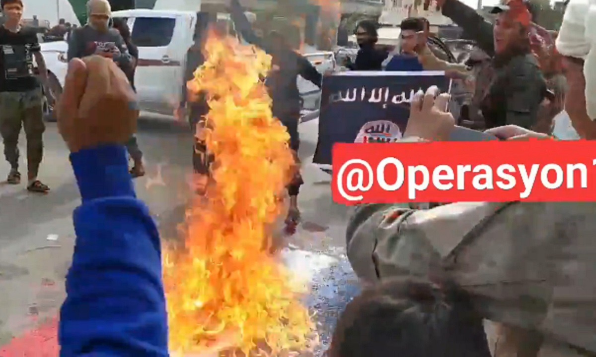 «Παλικαράδες» του Ερντογάν καίνε γαλλική σημαία και υψώνουν του ISIS (vid)