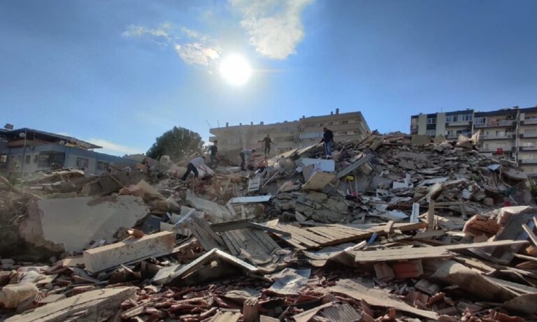 Σμύρνη: Ανείπωτη τραγωδία-Συγκλονιστικό βίντεο από την κατάρρευση κτηρίου