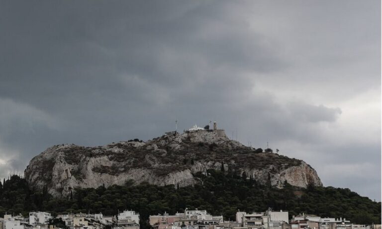 Καιρός: Σκοτείνιασε η Αθήνα – Η κακοκαιρία «Κίρκη» κάνει… παρέλαση