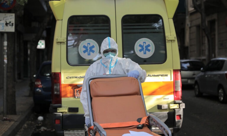 Κορονοϊός – κρούσματα: Ξανά πάνω από 400, δύο νέοι θάνατοι