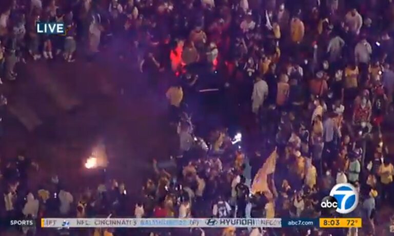 Λέικερς: Χιλιάδες φίλαθλοι στο δρόμο, φώναζαν για τον Κόμπι (vid)