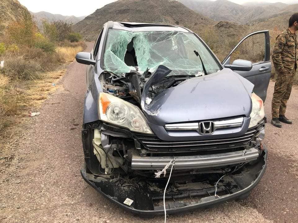 Ναγκόρνο Καραμπάχ: Ένα drone αυτοκτονίας, SkyStriker των Ενόπλων Δυνάμεων του Αζερμπαϊτζάν έπεσε στο αυτοκίνητο ενός Αρμένιου ιερέα.