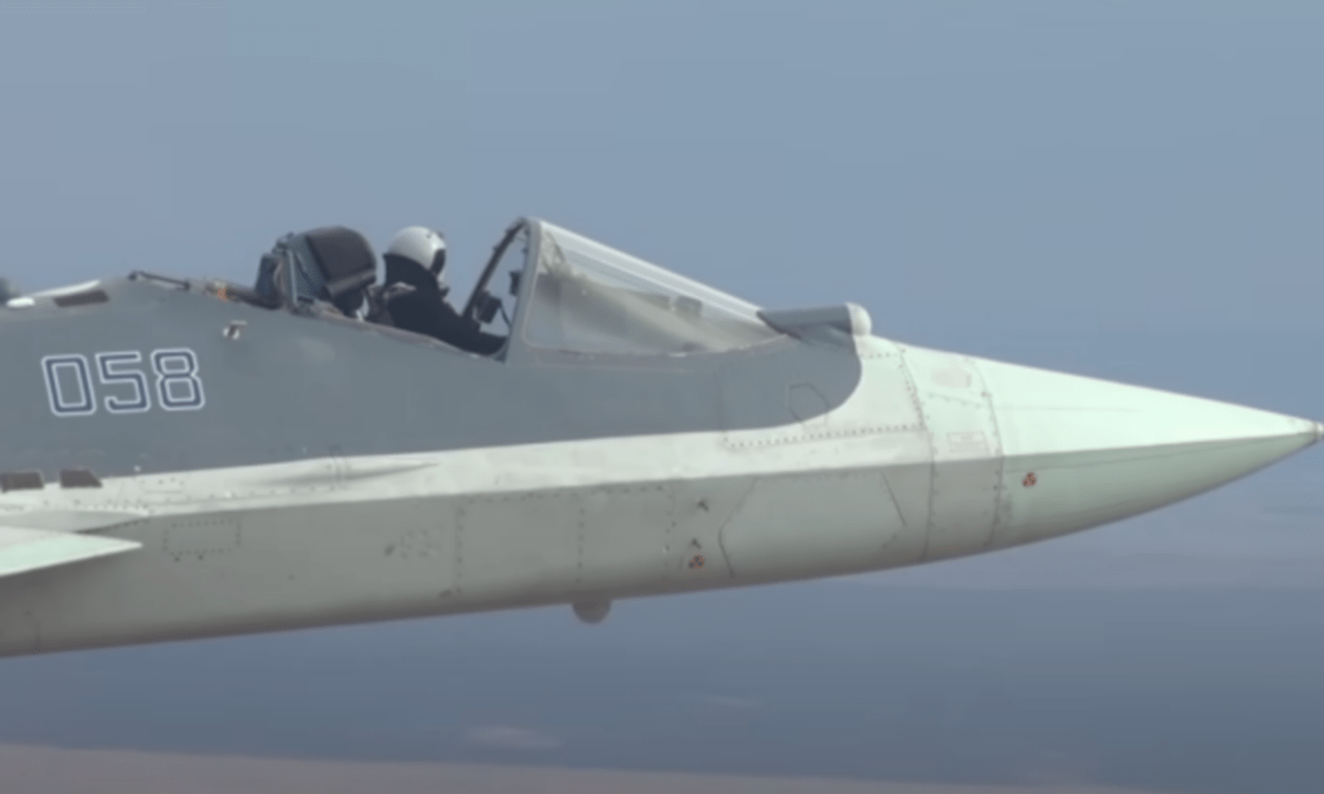 Ρώσος πιλότος πετάει με Su-57 χωρίς προστατευτικό θόλο (vid)