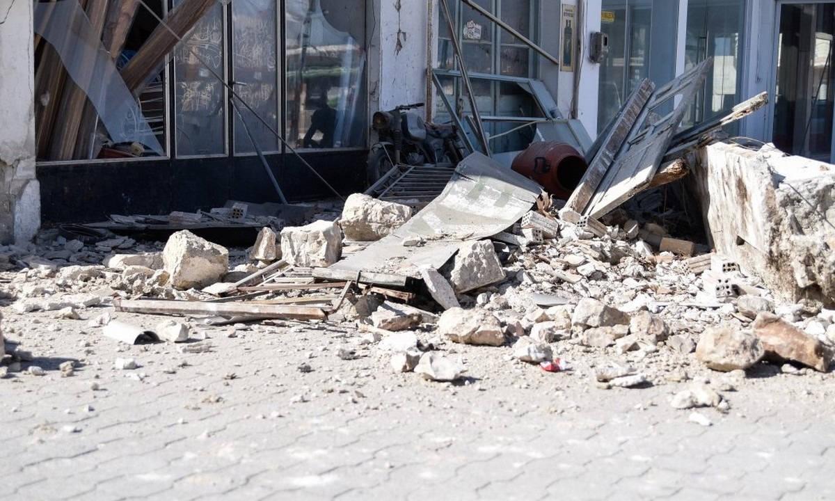 Σεισμός Σάμος: Τσουνάμι μπήκε μέσα στα σπίτια και στα μαγαζιά στο Καρλόβασι