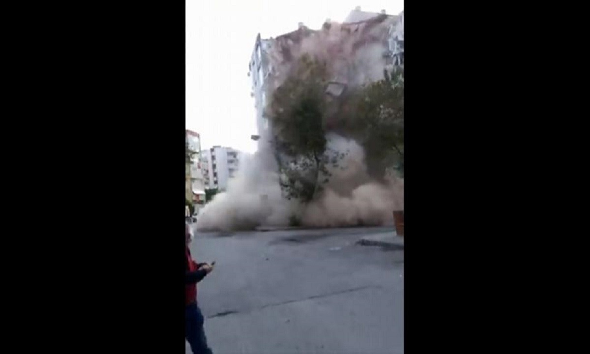 Σεισμός: Συγκλονιστικό βίντεο: Η στιγμή που πέφτει πολυκατοικία στην Τουρκία
