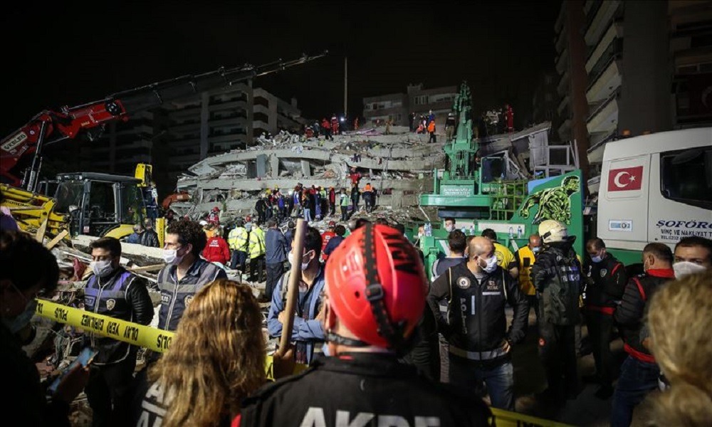 Σμύρνη: Μάχη με το χρόνο για να ανασύρουν τους εγκλωβισμένους από τον μεγάλο σεισμό (vids)