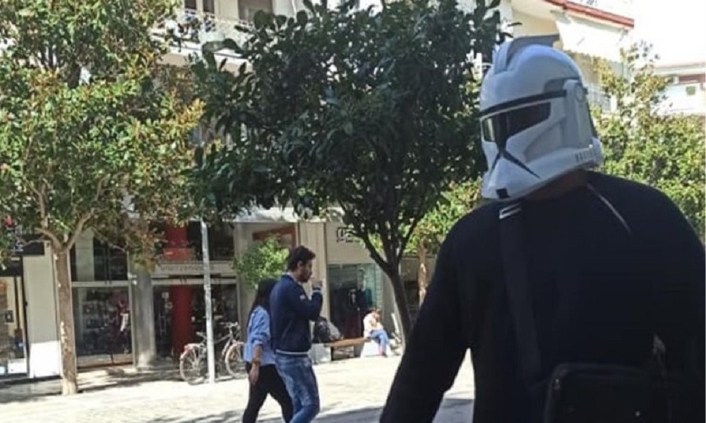 Κορονοϊός: Με μάσκα Star Wars έκανε βόλτες στις Σέρρες (pics)