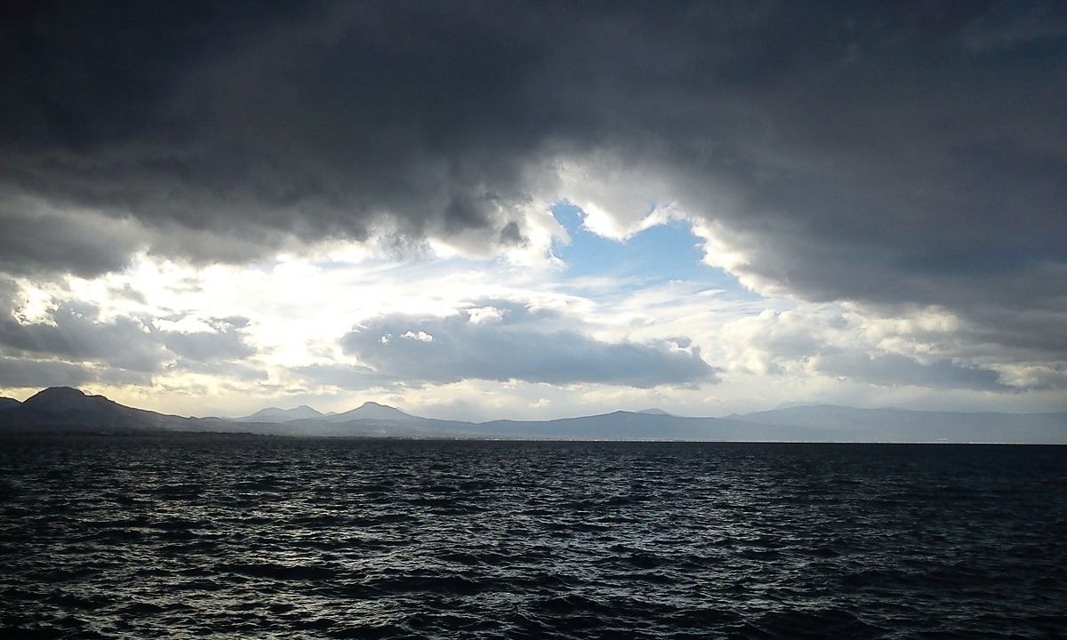 Καιρός 18/10: Νεφώσεις με τοπικές βροχές