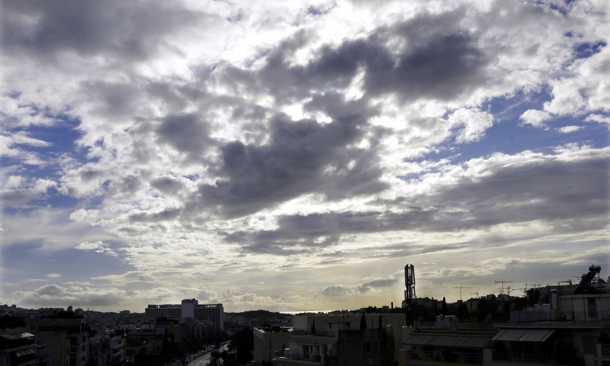 Καιρός 19/10: Σποραδικές καταιγίδες και πτώση της θερμοκρασίας