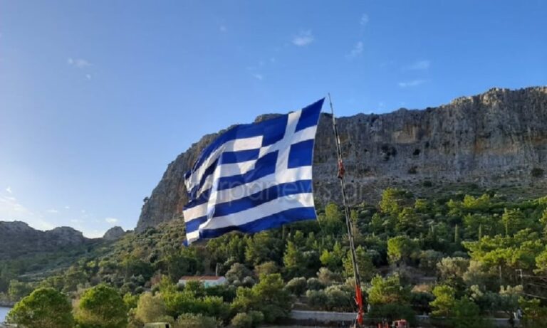 Καστελόριζο: Κρητικός ύψωσε την μεγαλύτερη ελληνική σημαία (vid)