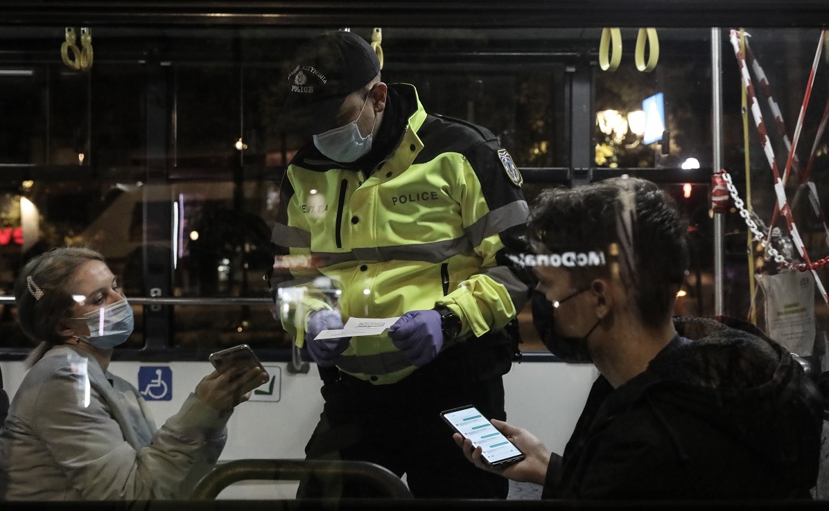 Αθήνα - Θεσσαλονίκη: Δείτε φωτογραφίες μετά την απαγόρευση κυκλοφορίας η οποία εφαρμόζεται από τις 9 το βράδυ έως της 5 το πρωί.