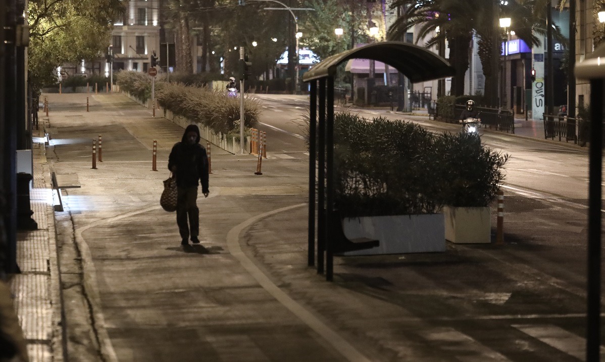 Αθήνα - Θεσσαλονίκη: Δείτε φωτογραφίες μετά την απαγόρευση κυκλοφορίας η οποία εφαρμόζεται από τις 9 το βράδυ έως της 5 το πρωί.