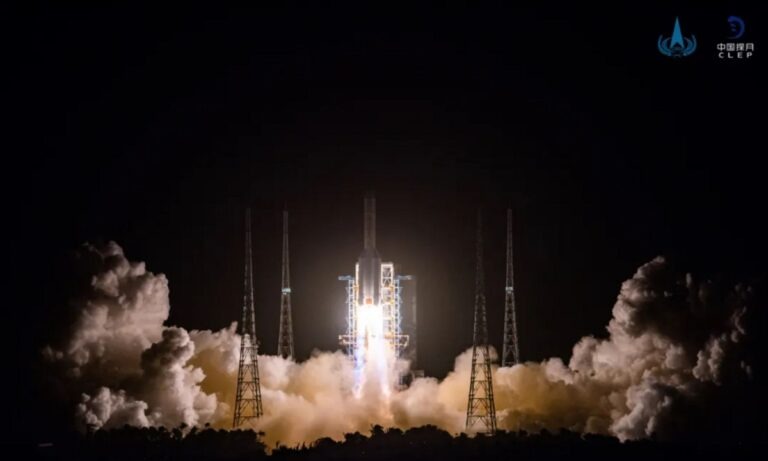 Κίνα: Εκτοξεύτηκε η ρομποτική αποστολή Chang’e 5 προς τη Σελήνη