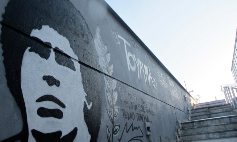 Μαραντόνα: Υπόκλιση Ναπολιτάνων στο γκράφιτι της Τούμπας – «Είμαστε παιδιά της Ελλάδας»