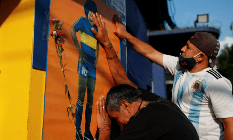 Ντιέγκο Μαραντόνα: Χαμός στο «Λα Μπομπονέρα» – Χιλιάδες κόσμος στους δρόμους κλαίει για τον Αργεντινό (pics+vid)