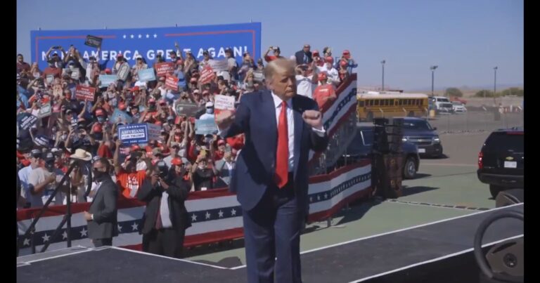 Αμερικανικές Εκλογές 2020: Ο Ντόναλντ Τραμπ σπάει τα κοντέρ και χορεύει YMCA! Επικό video!