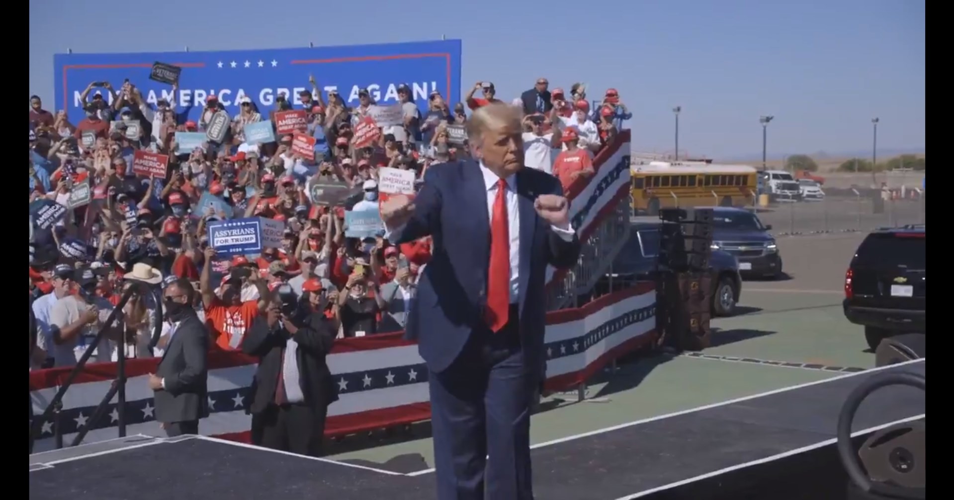 Αμερικανικές Εκλογές 2020: Ο Ντόναλντ Τραμπ σπάει τα κοντέρ και χορεύει YMCA! Επικό video!