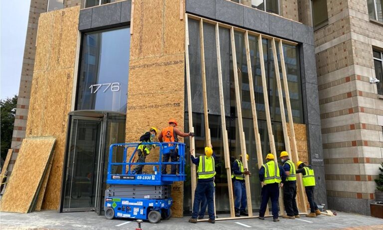 Εκλογές ΗΠΑ: Οι Αμερικανοί προετοιμάζονται για ταραχές και κλειδαμπαρώνονται! (pics-vids)