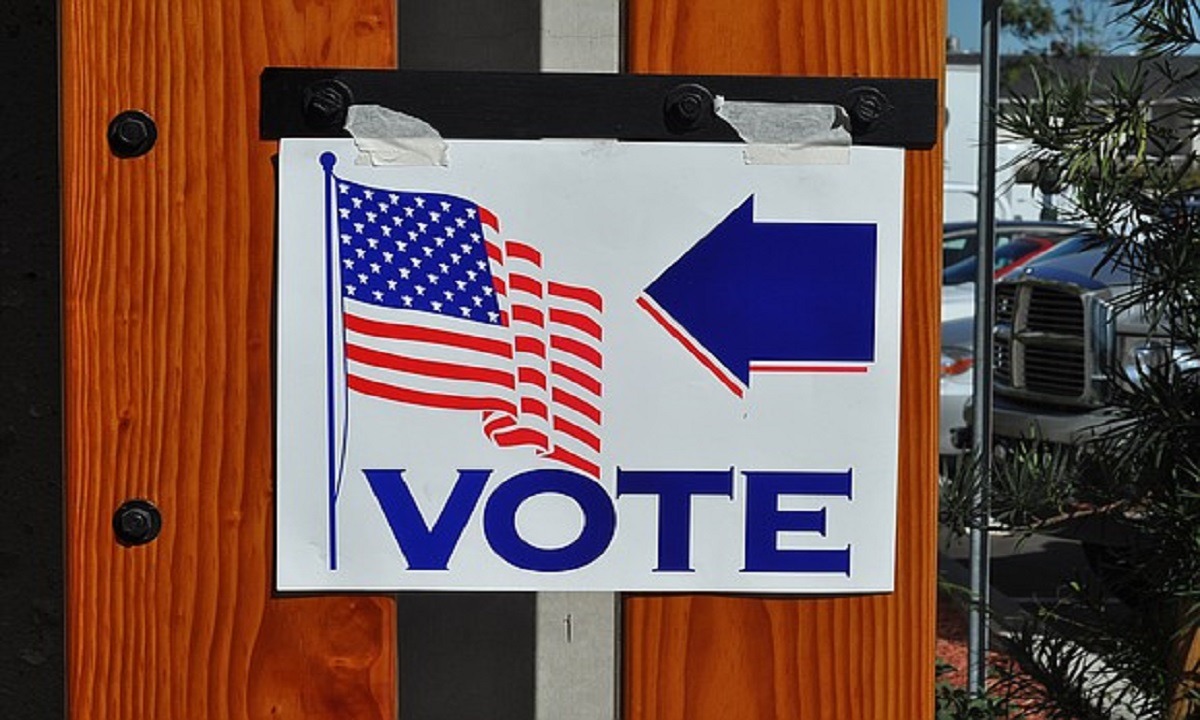 Aμερικανικές εκλογές 2020: Το Drive-Thru Voting περιγράφει τη μέθοδο ψηφοφορίας όπου τα συμπληρωμένα ψηφοδέλτια τοποθετούνται σε ένα γραμματοκιβώτιο.