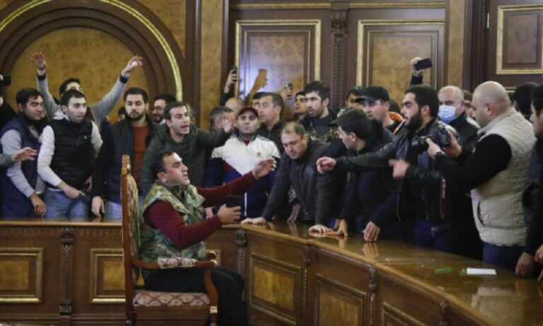 Ναγκόρνο Καραμπάχ: Εξοργισμένοι Αρμένιοι λίντσαραν τον πρόεδρο της Βουλής (vids+pics)