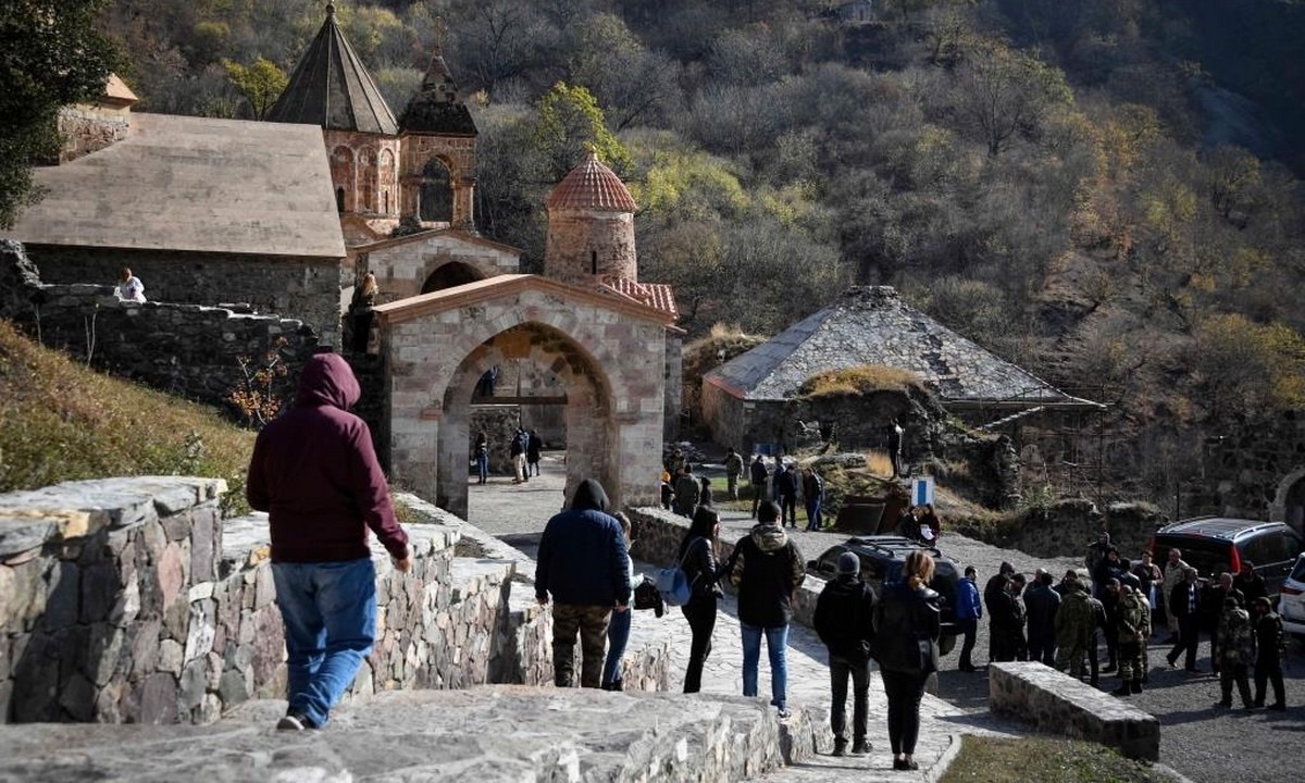 Ναγκόρνο Καραμπάχ: Το απόλυτο σοκ για τους Αρμένιους – Ξεθάβουν τους νεκρούς τους (vids)
