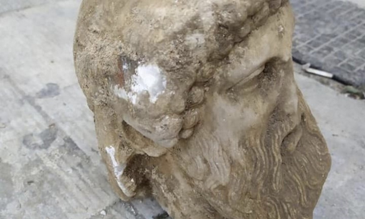 Αθήνα: Βρέθηκε αρχαία κεφαλή σε εργασίες στην Αιόλου