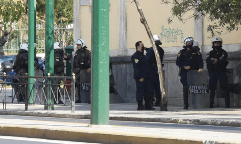 Πολυτεχνείο: Μπήκαν τα ΜΑΤ – Έγινε η εκκένωση (vid)