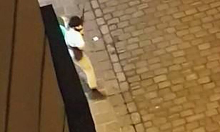 Επίθεση στη Βιέννη: Είχε εκρηκτικά πάνω του ένας από τους δράστες και ανατινάχτηκε