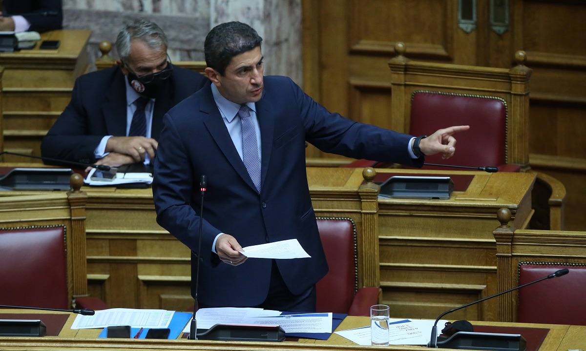 Ξέφυγε ο Αυγενάκης στη Βουλή: «Τι θέλετε να πείτε; Ότι κ@λ@βαράνε οι υπάλληλοι του υπουργείου;»