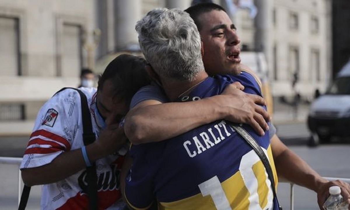 Απίστευτο: Οπαδοί της Μπόκα και της Ρίβερ κλαίνε αγκαλιά για τον Μαραντόνα!