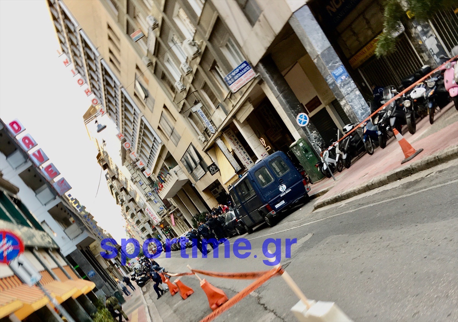 Συνωστισμός αστυνομικών έξω από το Α.Τ Ομόνοιας, παρά τα μέτρα για τον κορονοϊό