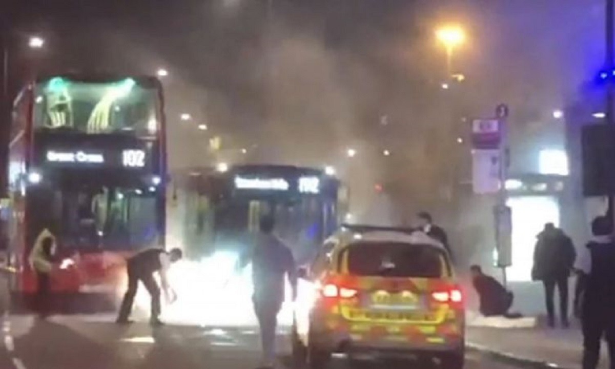 Συναγερμός στο Λονδίνο: Αυτοκίνητο «έπεσε» πάνω σε αστυνομικό τμήμα