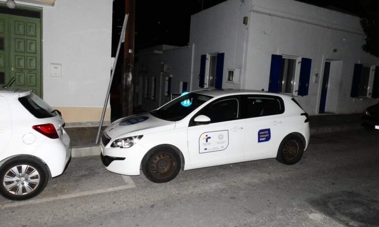 Σύρος: ΑμεΑ κατήγγειλε πως αυτοκίνητο με σήμα του ΕΟΔΥ παρκάρει παράνομα