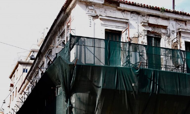 Ένα εγκληματικό κράτος που… διυλίζει σταγονίδια και καταπίνει κτήρια